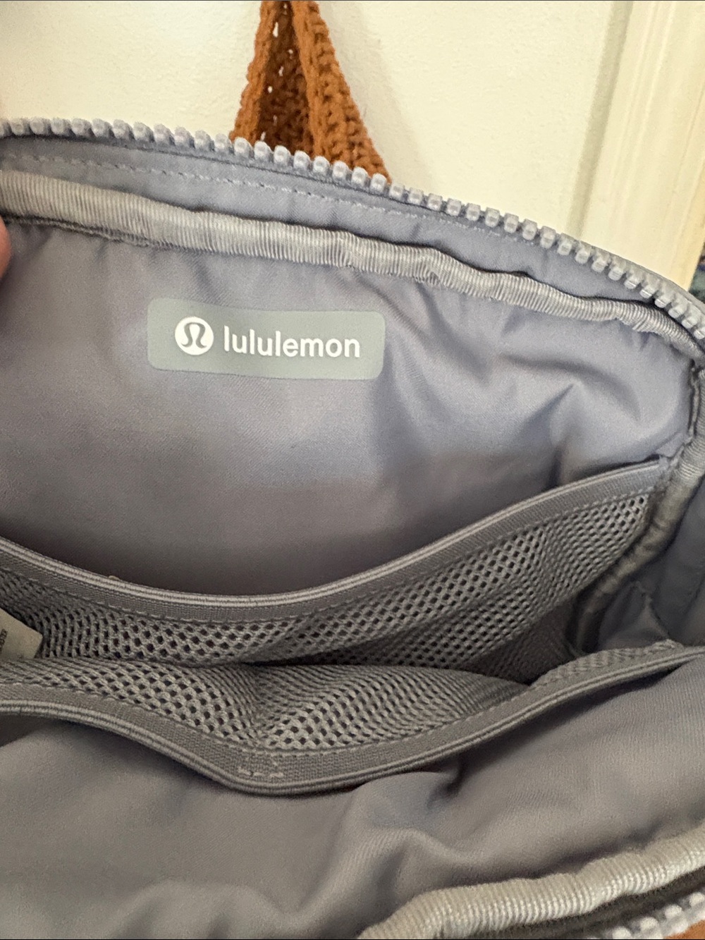 lululemon athletica Light Gray Quilted Sling Belt Bag - Picture 4 of 6